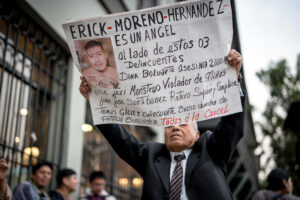 Una persona muestra un cartel durante una manifestación este jueves, en Lima (Perú). EFE/ John Reyes Mejia