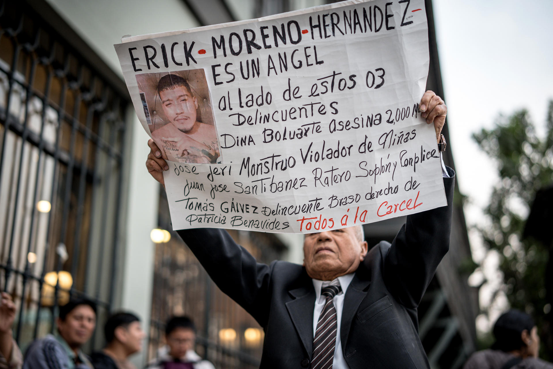 Una persona muestra un cartel durante una manifestación este jueves, en Lima (Perú). EFE/ John Reyes Mejia