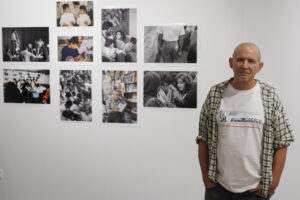 El comisario de la exposición 'Para contar mi historia', Pablo Llorca, posa este lunes. El Círculo de Bellas Artes inaugura este lunes la muestra 'Para contar mi historia' compuesta por 120 fotografías procedentes del Palestinian Museum Digital Archive. EFE/ Sergio Pérez