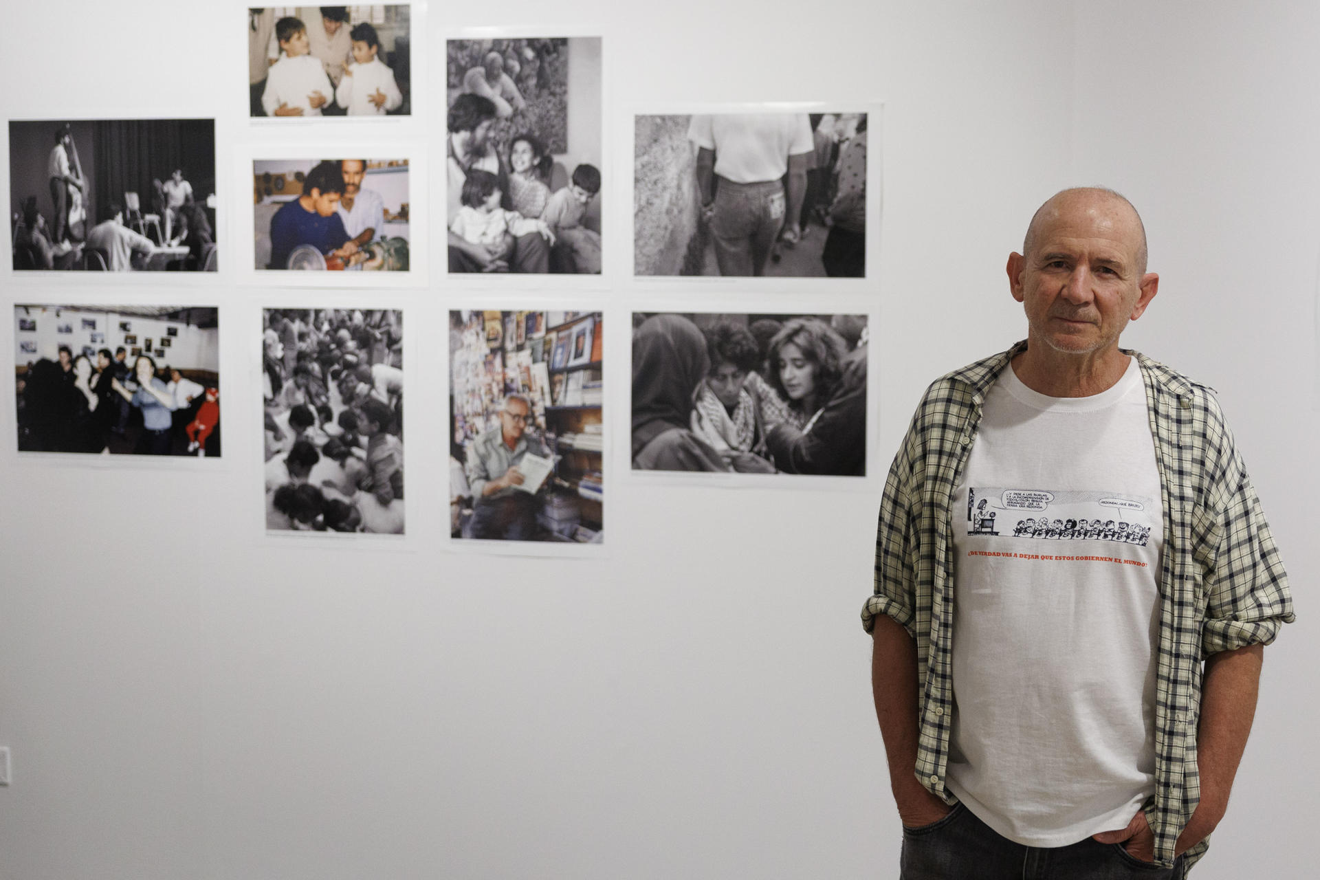 El comisario de la exposición 'Para contar mi historia', Pablo Llorca, posa este lunes. El Círculo de Bellas Artes inaugura este lunes la muestra 'Para contar mi historia' compuesta por 120 fotografías procedentes del Palestinian Museum Digital Archive. EFE/ Sergio Pérez