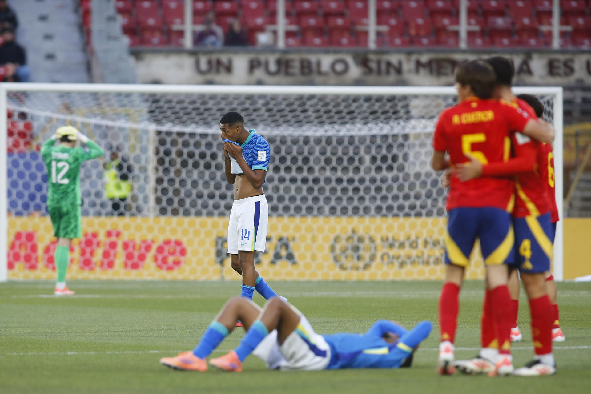 João Victor (c) de Brasil reacciona al finalizar un partido del grupo C de la Copa Mundial Sub-20 entre España y Brasil en el estadio Nacional Julio Martínez Prádanos, en Santiago (Chile). EFE/ Esteban Garay