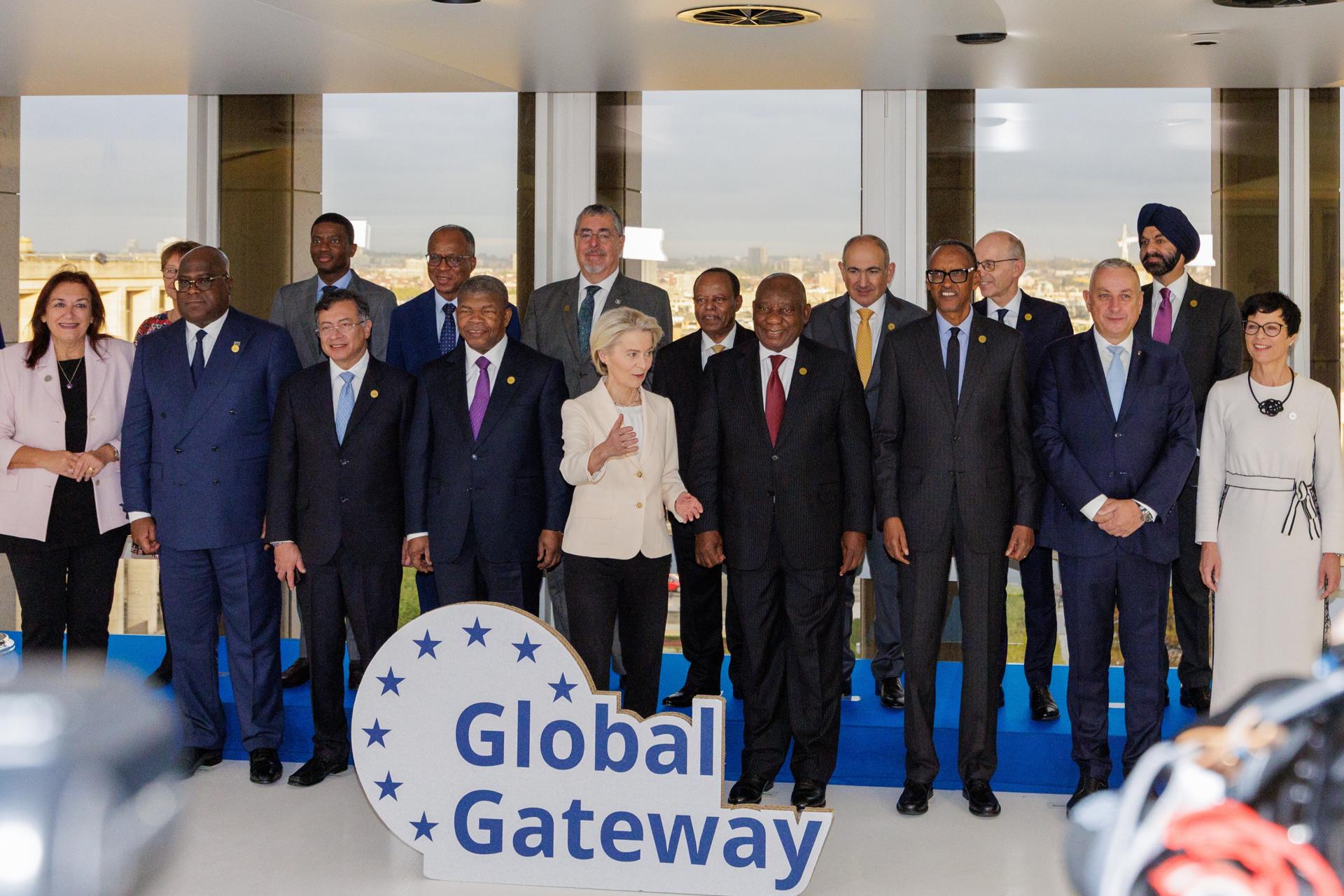(primera fila I-D) La Comisaria de la UE para el Mediterráneo Dubravka Suica, el Presidente de la República Democrática del Congo Felix Tshisekedi, el Presidente de Colombia Gustavo Petro, el Presidente de Angola Joao Lourenco, la Presidenta de la Comisión Europea Ursula von der Leyen, el Presidente de Sudáfrica Cyril Ramaphosa, el Presidente de Ruanda Paul Kagame, el Comisario Europeo de Asociaciones Internacionales, y la Comisaria de la UE para la Ampliación Marta Kos posan para una foto de grupo en el primer día del Foro Global Gateway en Bruselas, Bélgica, 09 de octubre de 2025. La segunda edición del foro tendrá lugar el 09 y 10 de octubre de 2025 en Bruselas. (Bélgica, Ruanda, Sudáfrica, Bruselas) EFE/EPA/OLIVIER MATTHYS