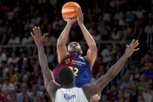 El alero del Barça Jabari Parker (arriba) lanza a canasta ante Melvin Ejim, de Unicaja, durante un partido Liga Endesa en el Palau Blaugrana, el pasado 6 de junio EFE/ Enric Fontcuberta.
