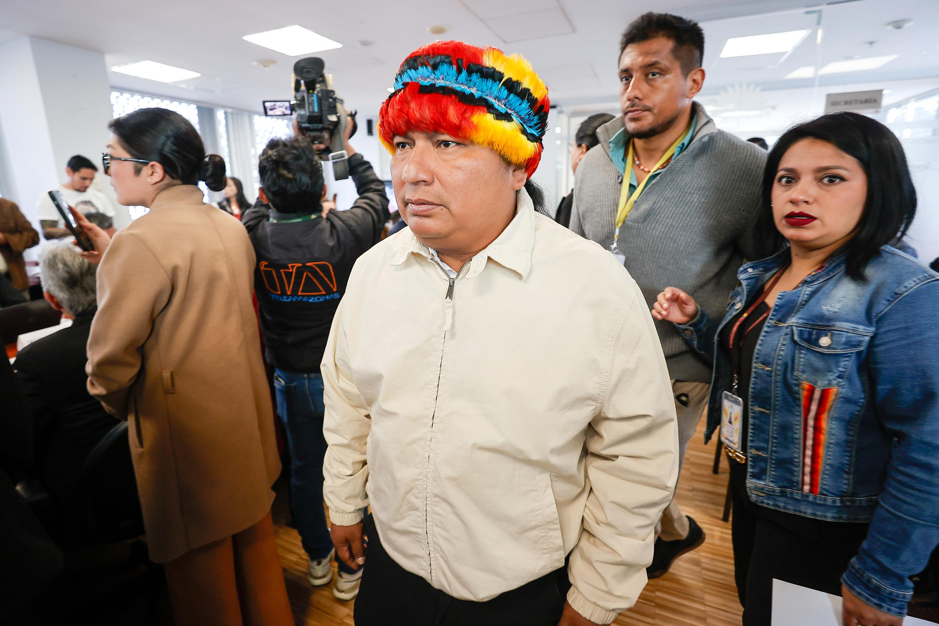 El presidente de la Confederación de Nacionalidades Indígenas del Ecuador (Conaie), Marlon Vargas, junto a familiares y compañeros de los doce indígenas detenidos en las protestas del 22 de septiembre en la ciudad de Otavalo (Ecuador) comparece ante la comisión de Derechos Humanos de la Asamblea Nacional, este martes, en Quito (Ecuador). EFE/ José Jácome
