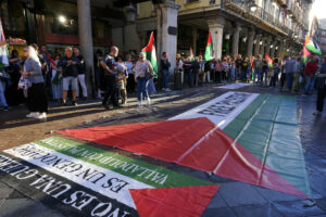 Miles de personas participan en la manifestación en Valladolid para reclamar al Gobierno de España la ruptura de relaciones y embargo total de armas a Israel, así como exigir el fin del genocidio que perpetra en Gaza. EFE/Fernando Sanz
