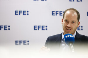A dos días de que se inicie el Debate de Política General en el Parlament, el portavoz del PP en la cámara catalana, Juan Fernández, avanza en una entrevista con la Agencia EFE cuál será la estrategia de su partido ante el presidente de la Generalitat, Salvador Illa. EFE/Quique García