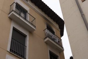 Un hombre ha fallecido por inhalación de humo en el incendio de una vivienda de un bloque de cuatro pisos en la calle Valcaliente, en el entorno de la plaza de la Judería de Teruel, este domingo. EFE/Antonio García