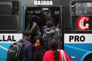 Personas junto a un bus de servicio público en Lima (Perú), en una fotografía de archivo. EFE/ Paolo Aguilar