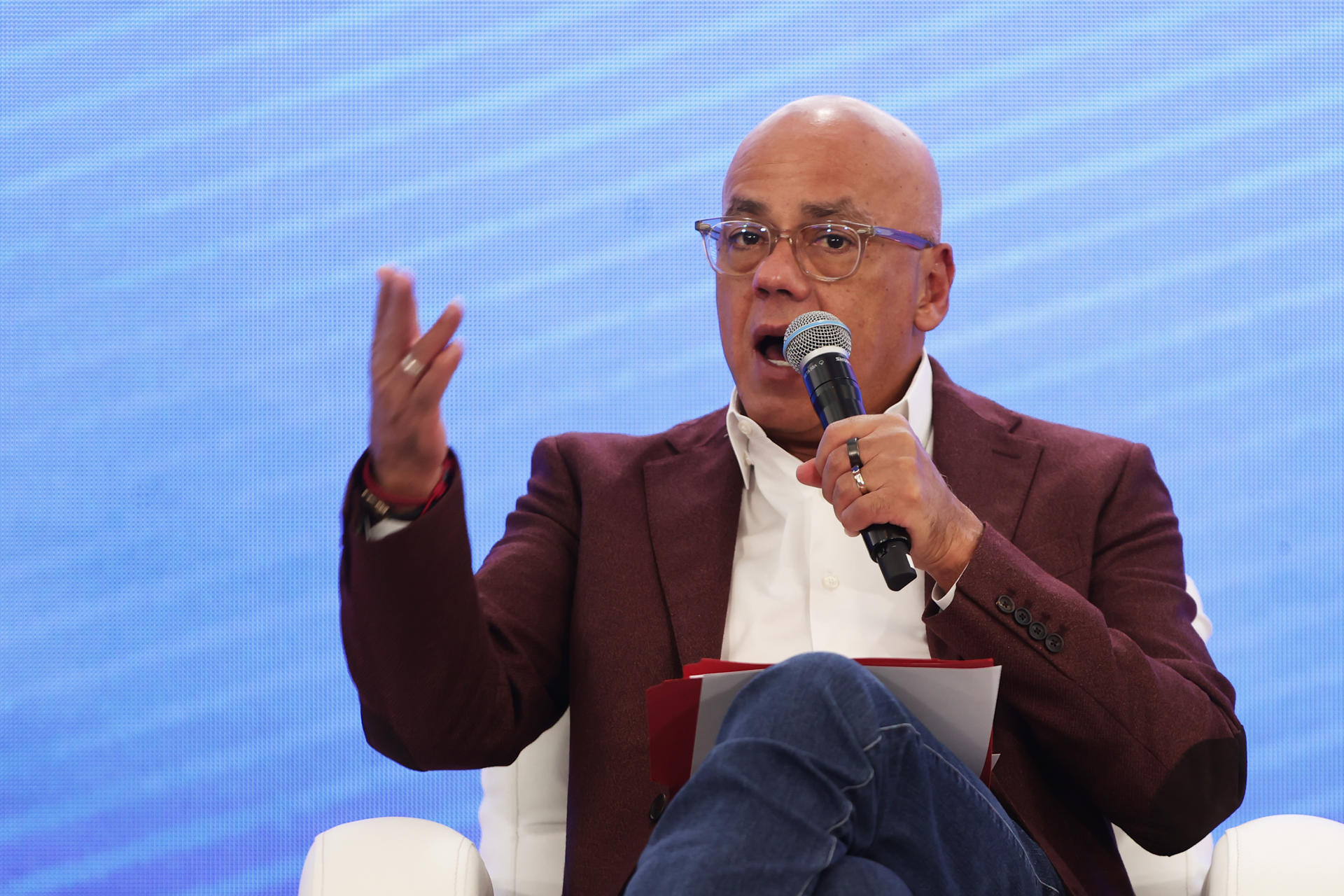 El presidente de la Asamblea Nacional de Venezuela, Jorge Rodríguez, habla durante el Concejo Nacional por la Soberanía y la Paz este miércoles, en Caracas (Venezuela). EFE/ Ronald Pena R