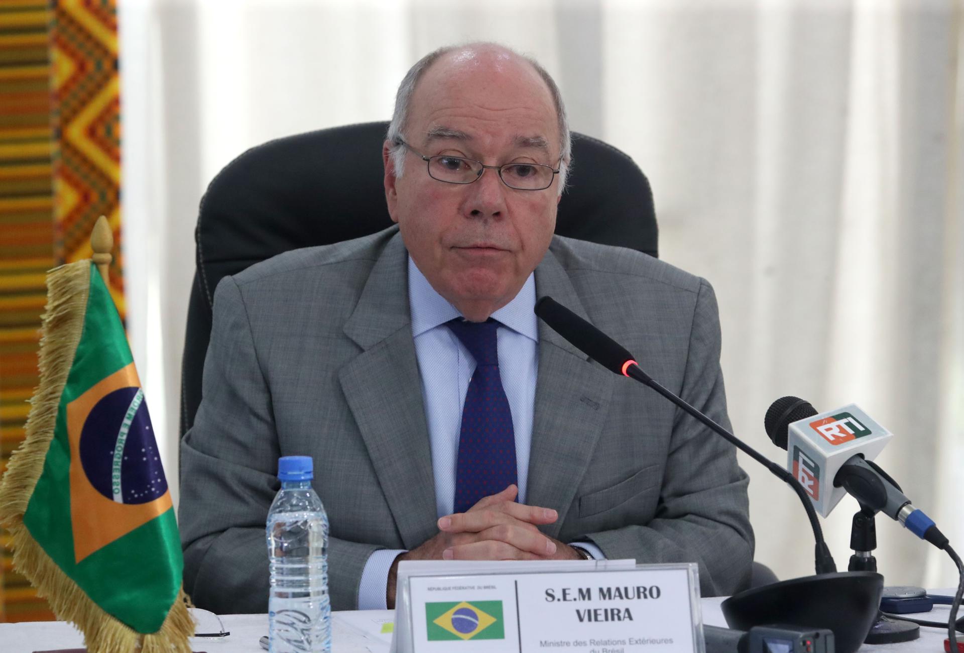 Fotografía de archivo del ministro de Relaciones Exteriores de Brasil, Mauro Vieira, en Abidjan (Costa de Marfil). EFE/Legnan Koula