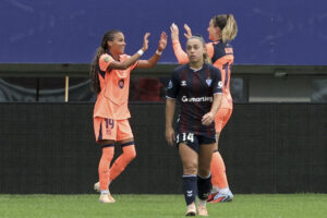 La jugadora del FC Barcelona, Vicky Lópe celebra su gol ante el Eibar durante el partido de la sexta jornada de Liga disputado en el estadio municipal de Ipurua. EFE/Javi Colmenero