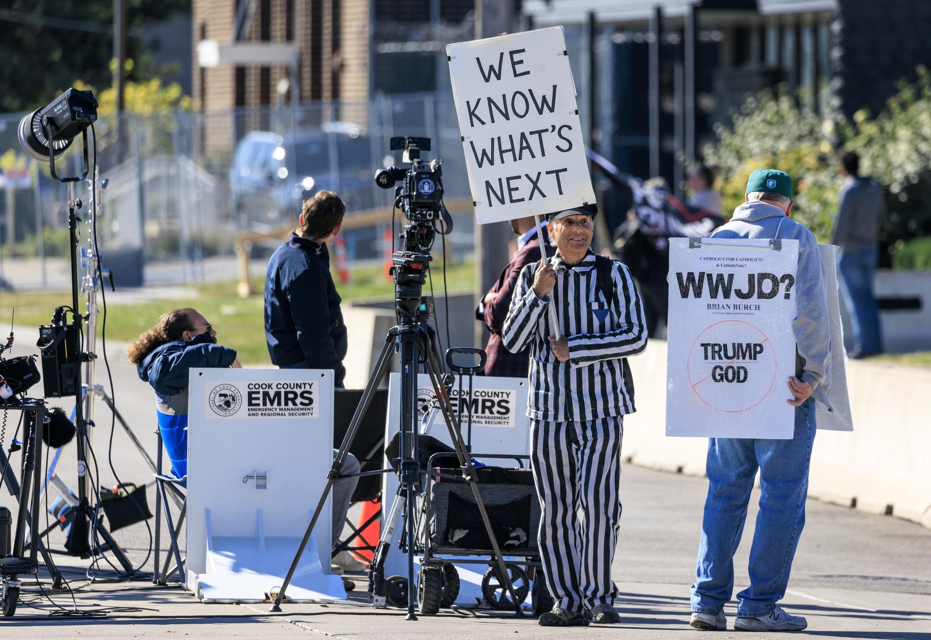 Un activista se encuentra junto a los medios de comunicación fuera de la instalación de detención de ICE en Broadview, Illinois, EE. UU. EFE/CRISTOBAL HERRERA-ULASHKEVICH