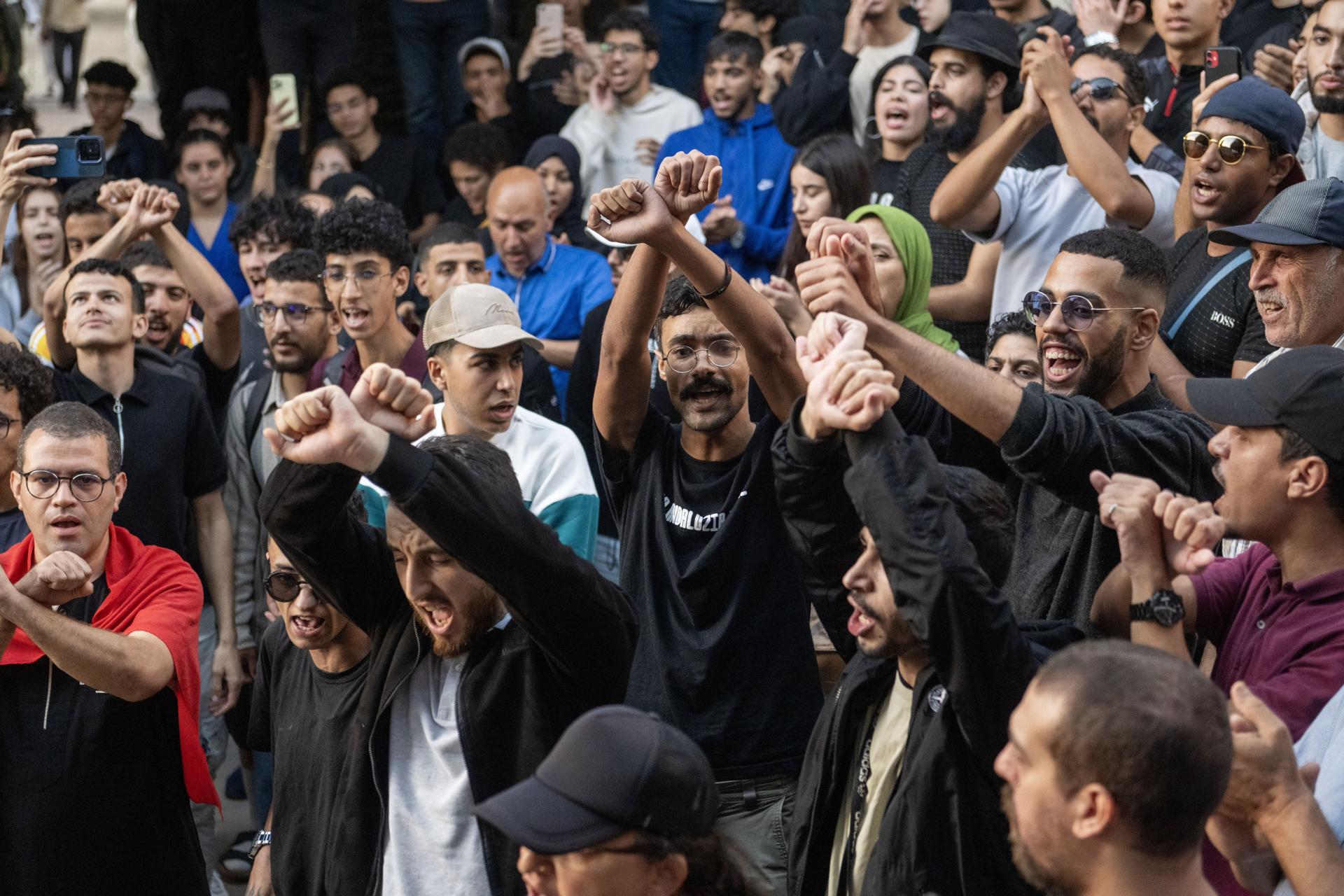 Jóvenes marroquíes fueron captados este viernes, 3 de octubre, al exigir reformas en los sectores de salud y educación, en Rabat (Marruecos) EFE/Jalal Morchidi
