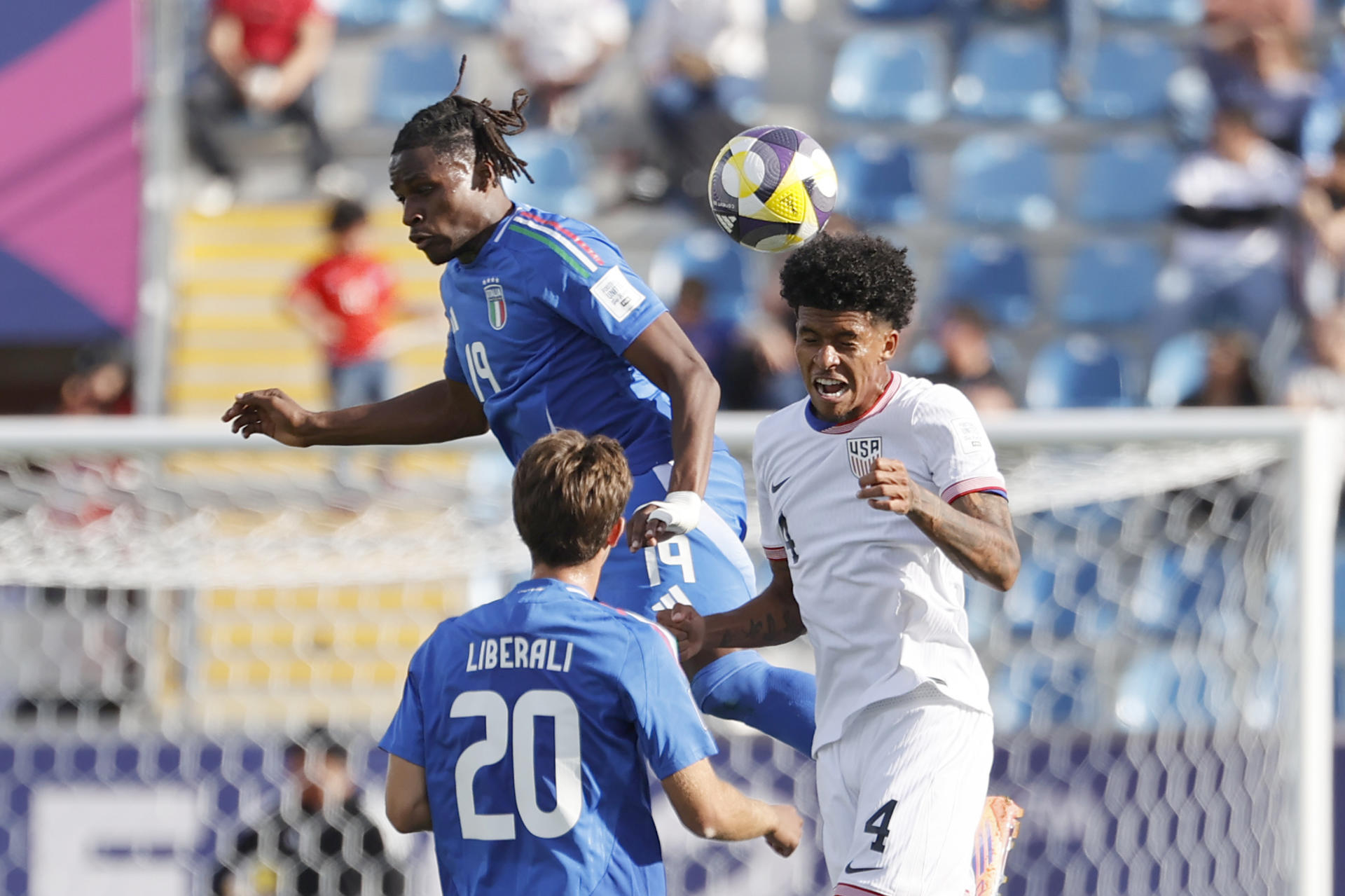Joshua Wynder (d) de Estados Unidos disputa un balón con Mattia Liberali (abajo) y Alvin Okoro de Italia en un partido de octavos de final de la Copa Mundial Sub-20. EFE/ Elvis González