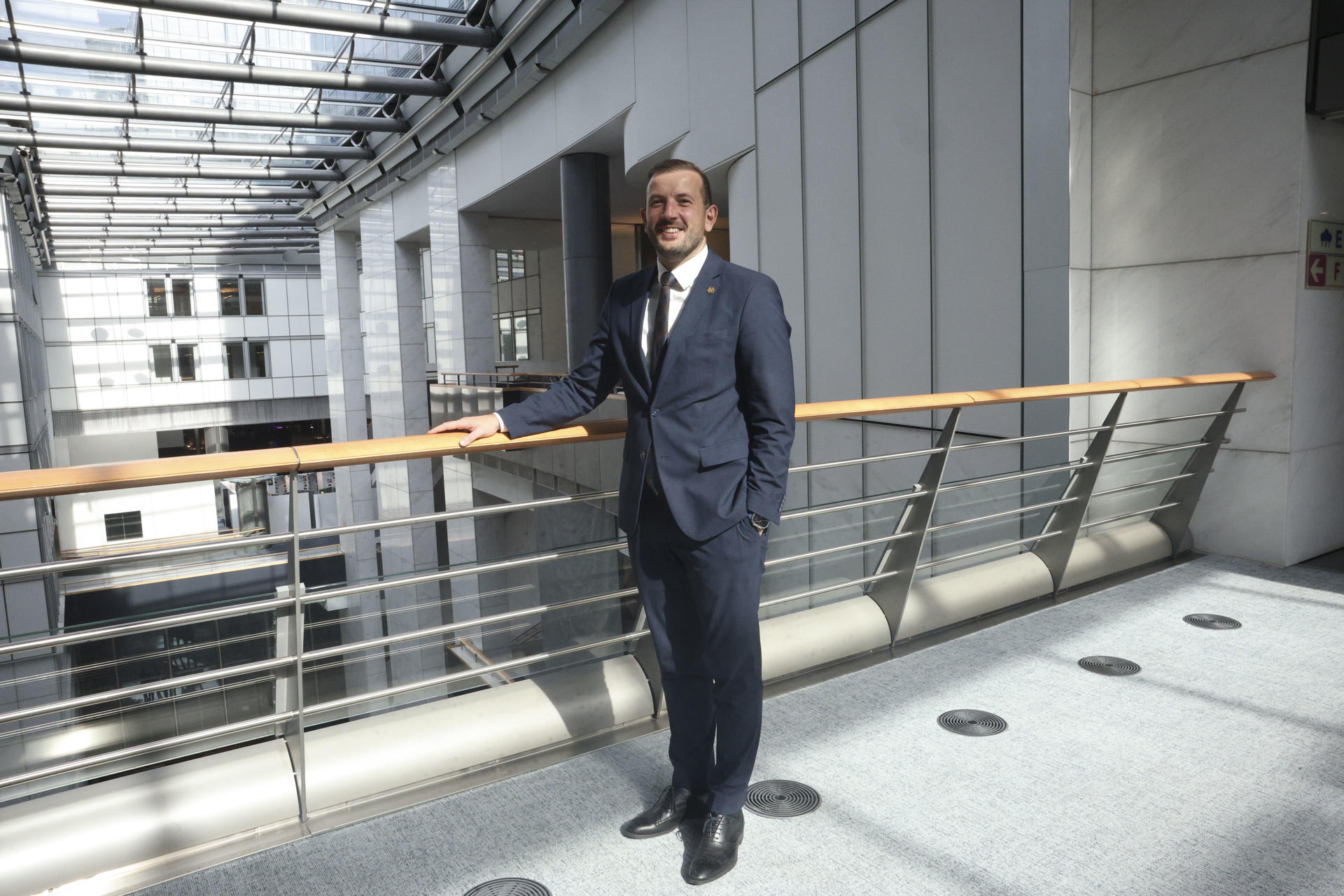 El excomisario europeo de Medioambiente y Pesca Virginijus Sinkevicius posa durante una entrevista con EFE en Bruselas. EFE/ Olatz Castrillo
