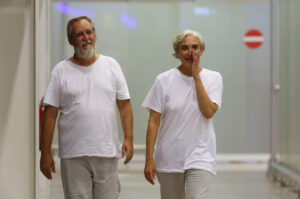 La exalcaldesa Ada Colau y el concejal barcelonés de ERC Jordi Coronas han llegado este domingo por la noche al Aeropuerto de Barcelona-El Prat, tras ser liberados hoy por Israel, mientras que otros cuatro activistas catalanes de la Global Sumud Flotilla viajan de Madrid a la capital catalana en coche. EFE/Toni Albir