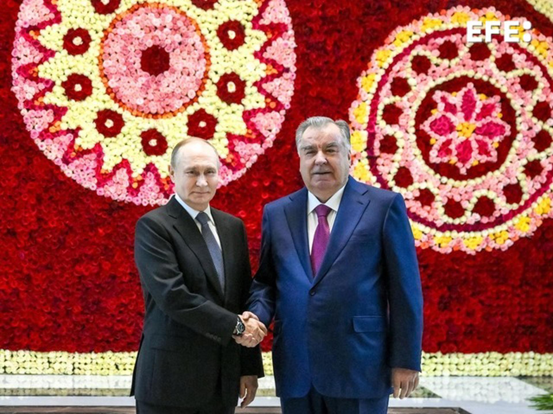 El presidente ruso Vladimir Putin (L) es recibido por el presidente de Tayikistán Emomali Rakhmon a su llegada al Aeropuerto Internacional de Dushanbe en Dushanbe, Tayikistán, 08 de octubre de 2025. (Rusia, Tayikistán) EFE/EPA/GRIGORY SYSOEV/SPUTNIK/KREMLIN POOL MANDATORY CREDIT
