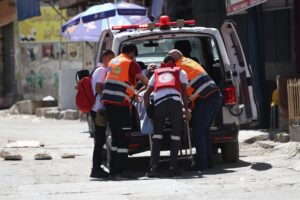Médicos palestinos ayudan a un hombre herido durante una operación del ejército en el campamento de refugiados de Balata, cerca de la ciudad de Nablus, en la Ribera Occidental, el 08 de octubre de 2025. Según el Ministerio de Salud palestino, al menos cinco palestinos resultaron heridos durante la operación. EFE/EPA/ALAA BADARNEH