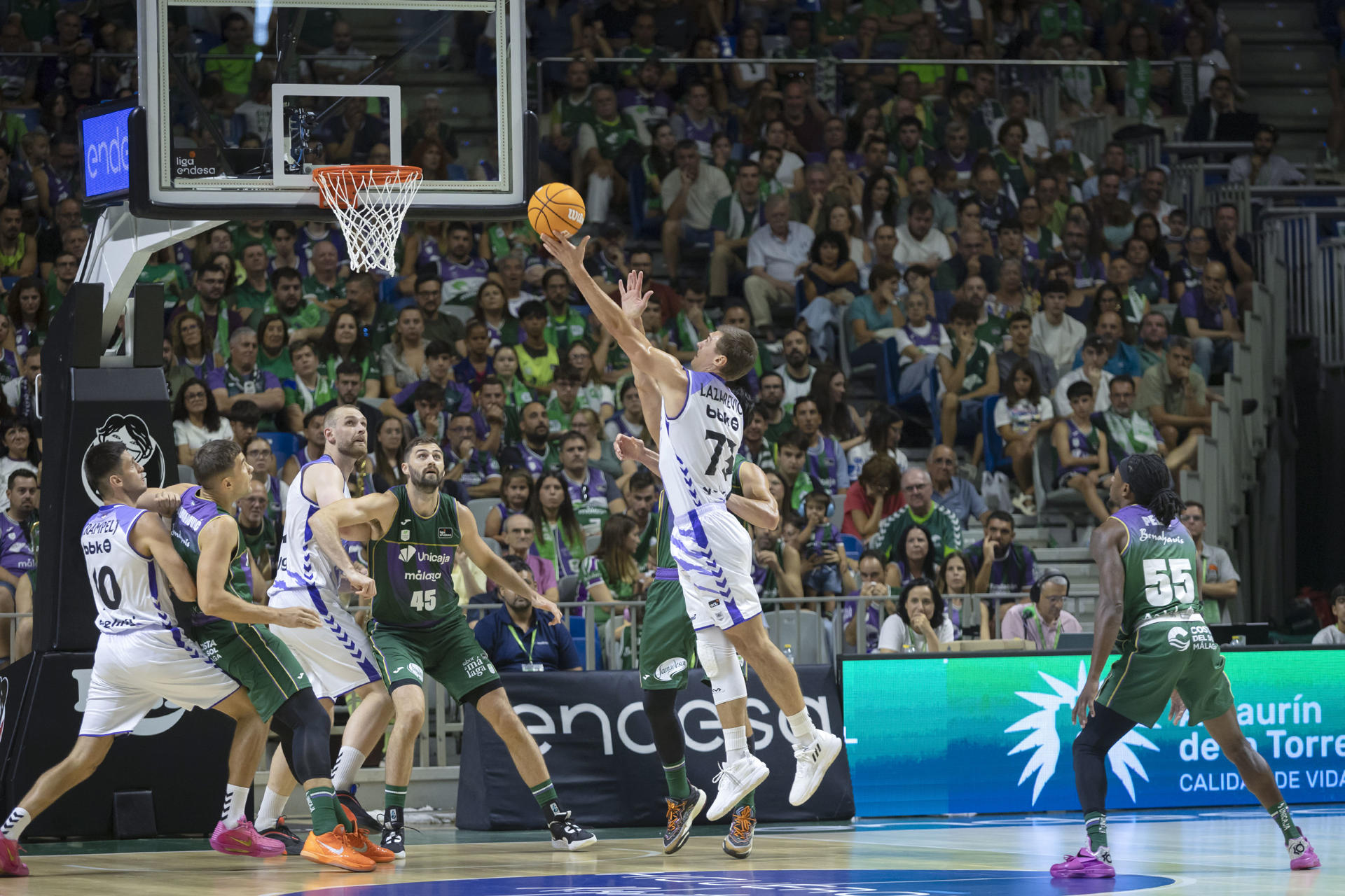 El jugador del Surne Bilbao Basket Stefan Lazarevic, durante el partido de la jornada 1 de la Liga Endesa entre Unicaja y Surne Bilbao Basket, en el Palacio de los Deportes de Málaga.-EFE/ Álvaro Cabrera
