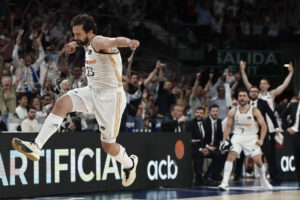 El base del Real Madrid, Sergio Llull celebra su tercer triple consecutivo durante el primer partido de la semifinal de la Liga Endesa Real Madrid-FC Barcelona. EFE/Sergio Pérez