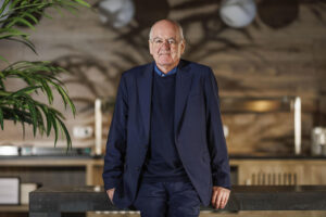 El experto en medioambiente, sociedad y gobierno corporativo (ESG por sus siglas en inglés) John Elkington, en una entrevista con EFE. EFE / Rodrigo Jiménez