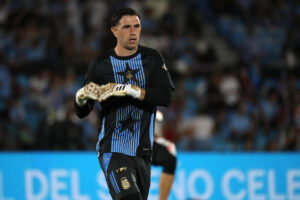 Fotografía de Raúl Martínez, en la que puede verse en una imagen de archivo del 21 de marzo de 2025 al portero argentino Emiliano Martínez, durante un calentamiento con su selección. EFE