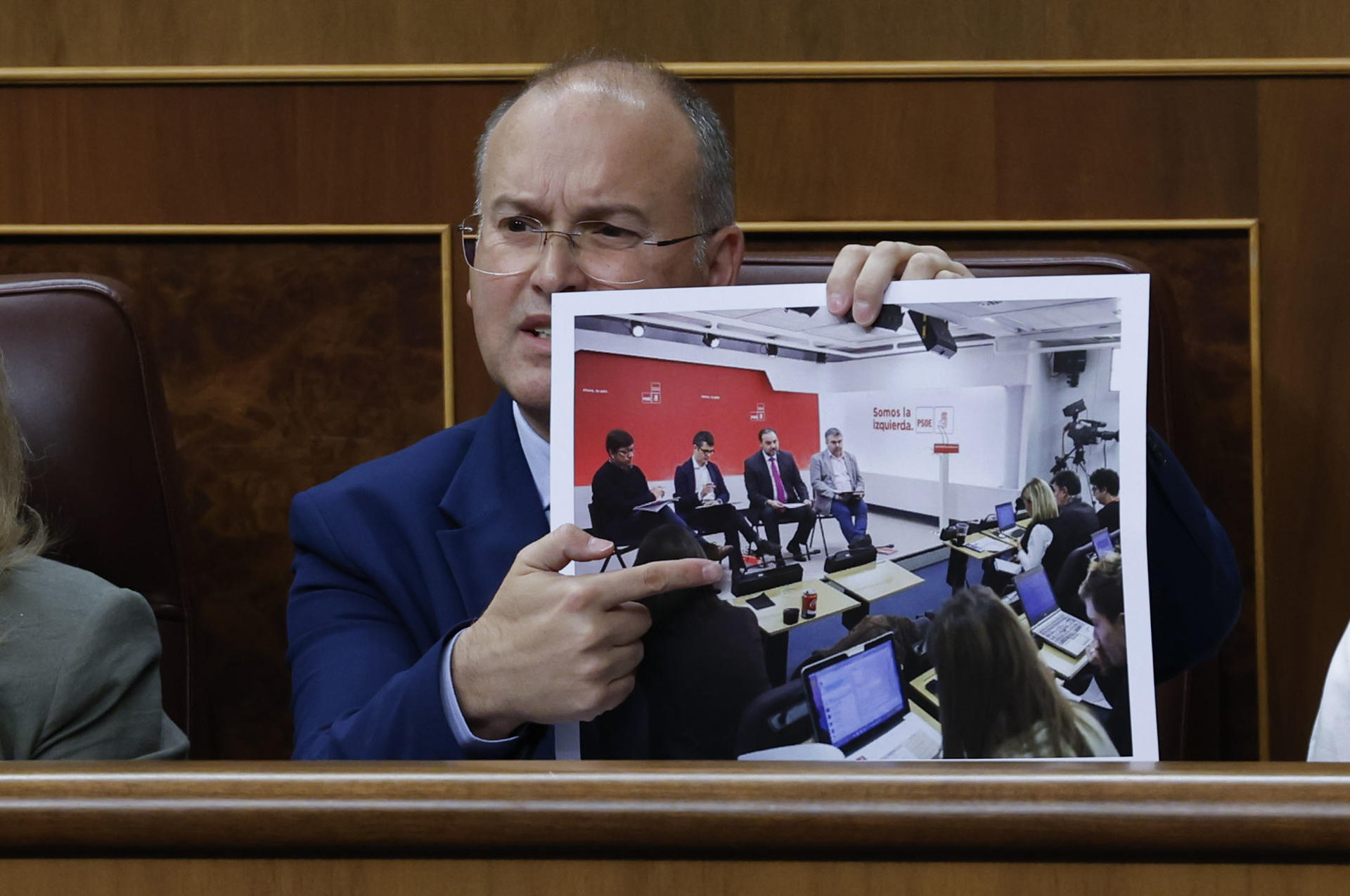 El diputado popular Miguel Tellado interviene en la sesión de control al gobierno celebrada este miércoles en el Congreso. EFE/ J.J. Guillén
