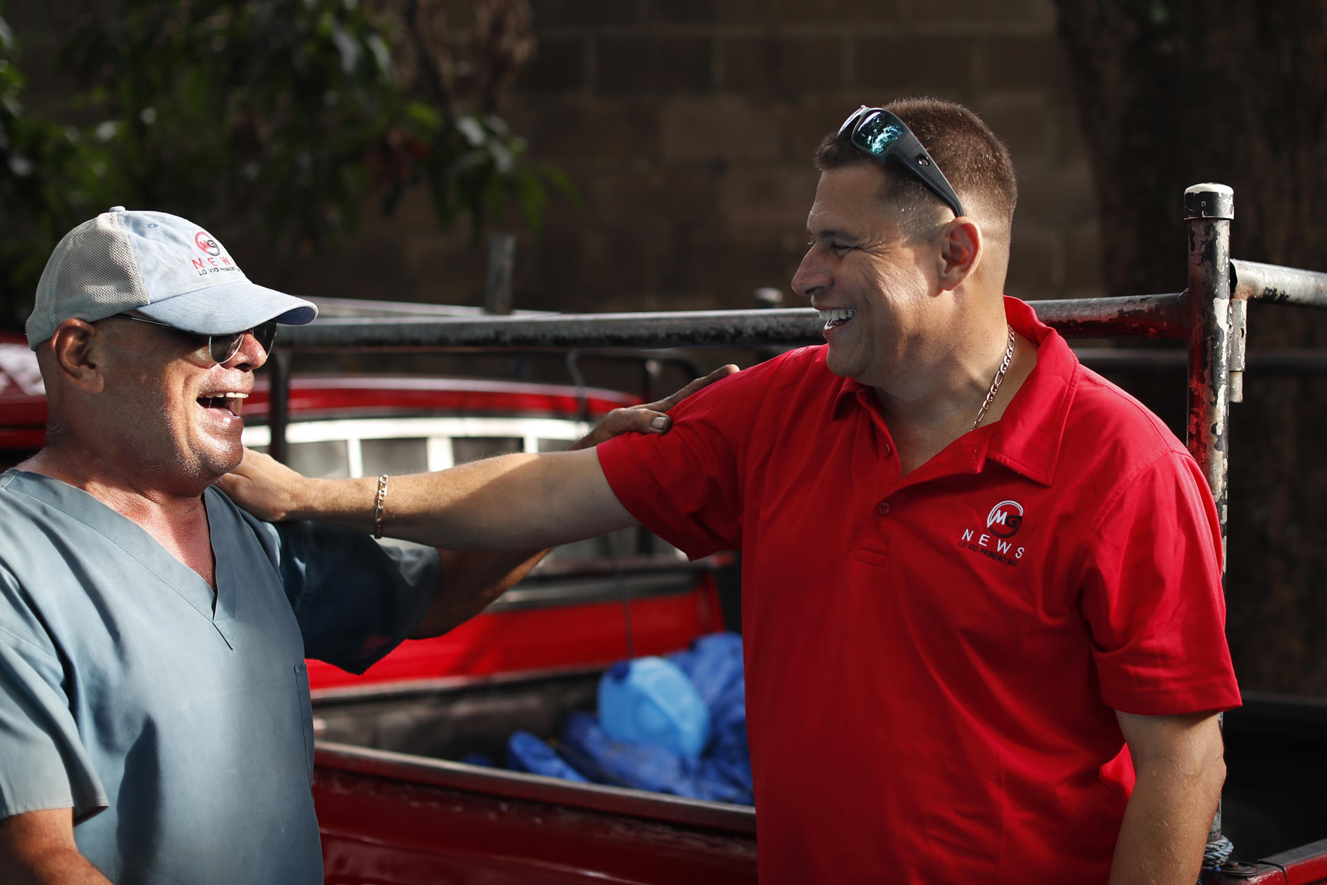 El periodista salvadoreño Mario Guevara (d) fue captado este viernes, 3 de octubre, al saludar a su cuñado Otto Sáenz, en Apopa (El Salvador). EFE/Rodrigo Sura
