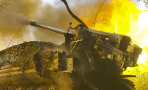 Una imagen fija tomada de un video proporcionado el 02 de octubre de 2025 por el servicio de prensa del Ministerio de Defensa de Rusia muestra a militares rusos disparando un cañón autopropulsado ruso 'Giatsint-S' mientras luchan contra una posición del ejército ucraniano en una ubicación no revelada en Ucrania. (Rusia, Ucrania) EFE/EPA/RUSSIAN DEFENCE MINISTRY PRESS SERVICE/HANDOUT HANDOUT HANDOUT EDITORIAL USE ONLY/NO SALES HANDOUT EDITORIAL USE ONLY/NO SALES