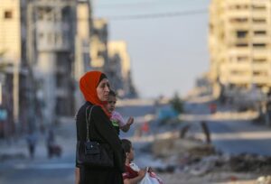Una madre palestina lleva a su hija por la calle Al Jalaa en la ciudad de Gaza, Franja de Gaza, 06 de octubre de 2025. 
EFE/EPA/MOHAMMED SABER
EFE/EPA/MOHAMMED SABER
