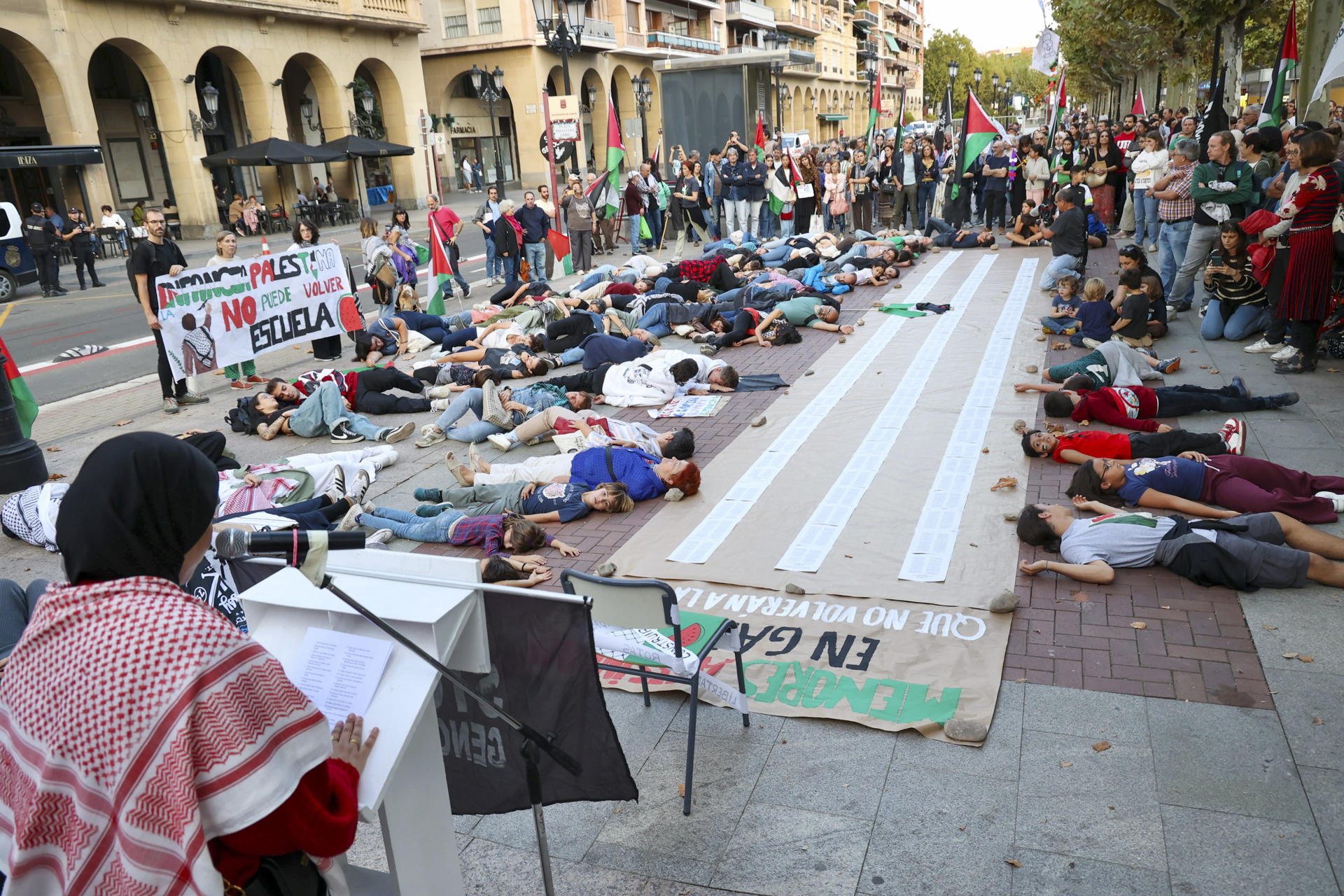 La plataforma Educación por Palestina La Rioja ha protagonizado este miércoles, en Logroño, una performance en la que ha tratado de visibilizar a menores asesinados en la ofensiva israelí contra Gaza, en Palestina. EFE/Raquel Manzanares