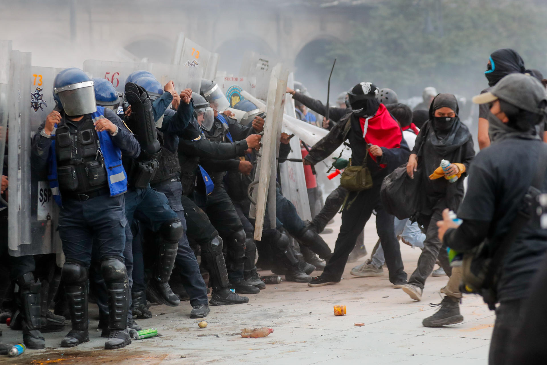 Policías son agredidos este jueves, durante una manifestación por los 57 años de la matanza de Tlatelolco del 2 de octubre de 1968, en la Ciudad de México (México). EFE/ Isaac Esquivel
