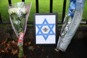 Una estrella de David enmarcada con una abeja, el símbolo de Manchester, se deja en la escena de un ataque terrorista mortal en Manchester, Reino Unido, 03 de octubre de 2025. Dos personas murieron después de un ataque con coche y cuchillo en una sinagoga en Manchester el 02 de octubre, y el atacante, identificado como el ciudadano británico de 35 años Jihad Al-Shamie, fue abatido a tiros por la policía. (Reino Unido) EFE/EPA/ADAM VAUGHAN