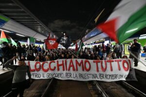 Personas participan en Milán (Italia) en una protesta en apoyo del pueblo palestino y la Flotilla Global Sumud (GSF) después de que la marina israelí haya comenzado a interceptar sus barcos. EFE/ANDREA FASANI
