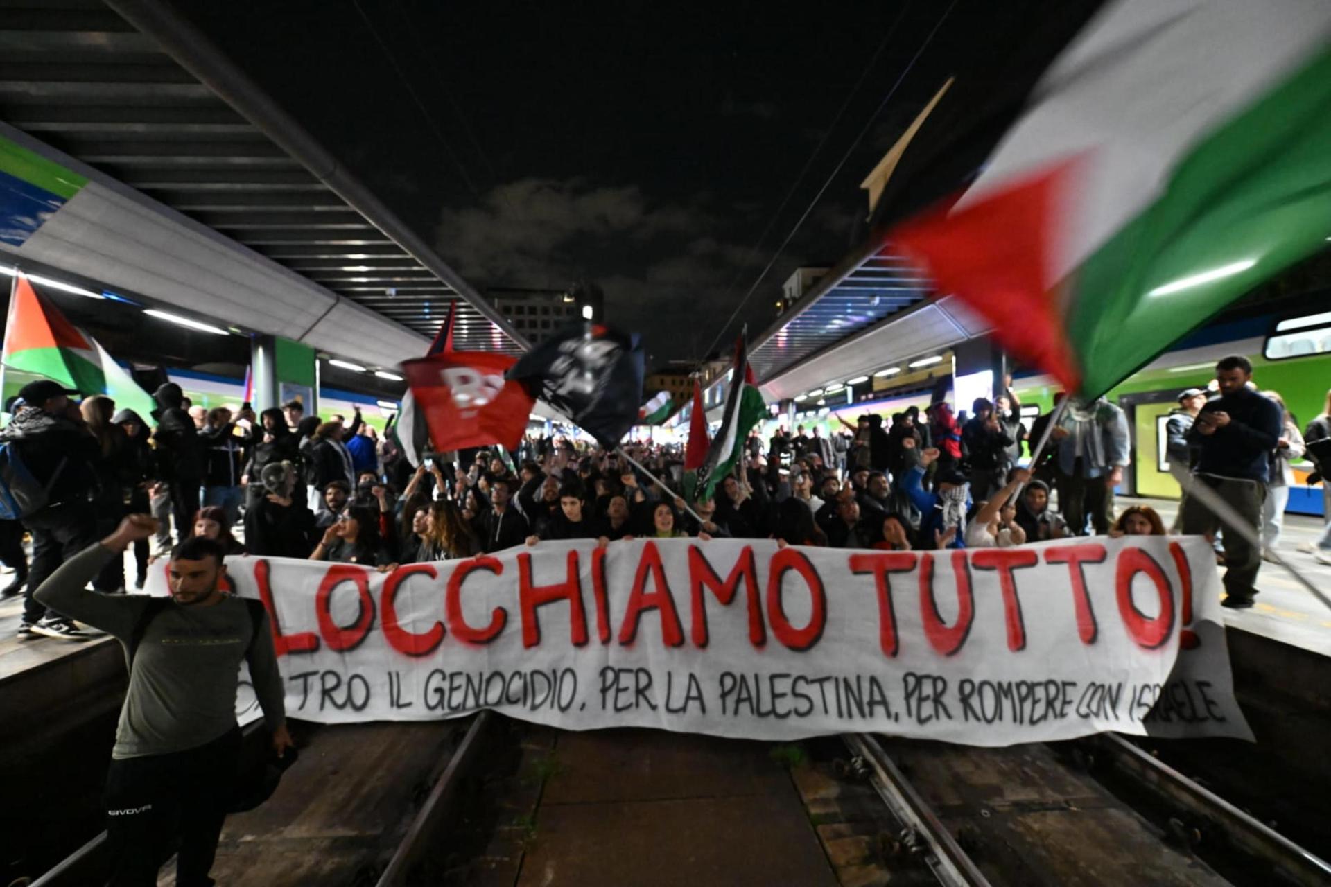 Personas participan en Milán (Italia) en una protesta en apoyo del pueblo palestino y la Flotilla Global Sumud (GSF) después de que la marina israelí haya comenzado a interceptar sus barcos. EFE/ANDREA FASANI