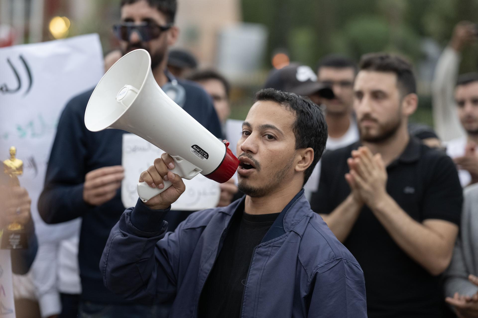 Un grupo de manifestantes fue captado este jueves, 9 de octubre, durante una protesta organizada por el colectivo autodenominado 'GenZ212', en Rabat (Marruecos). EFE/Jalal Morchidi