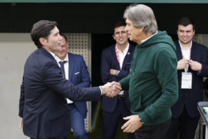 Fotografía de Julio Muñoz, en la que puede verse en una imagen de archivo del 13 de abril de 2025 al entrenador del Villarreal, Marcelino García Toral (i), saludando al actual técnico del Betis y ex del Villarreal, Manuel Pellegrini. EFE