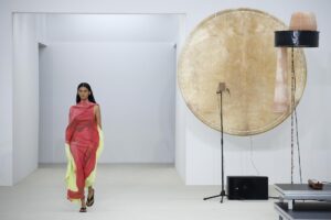 Una modelo presenta una creación de la colección Primavera/Verano 2026 de la casa de moda japonesa Issey Miyake, durante la Semana de la Moda de París, Francia, el 3 de octubre de 2025. La presentación de las colecciones de prêt-à-porter femenina tendrá lugar del 29 de septiembre al 7 de octubre de 2025. (Moda, Francia) EFE/EPA/YOAN VALAT