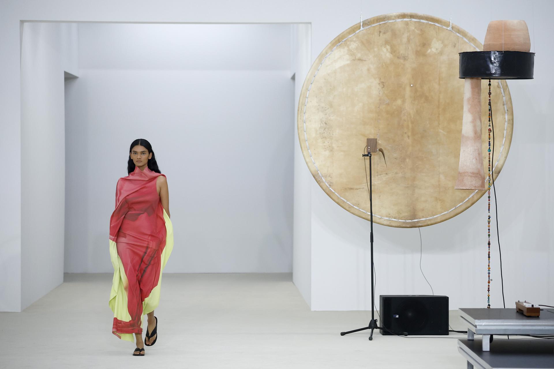 Una modelo presenta una creación de la colección Primavera/Verano 2026 de la casa de moda japonesa Issey Miyake, durante la Semana de la Moda de París, Francia, el 3 de octubre de 2025. La presentación de las colecciones de prêt-à-porter femenina tendrá lugar del 29 de septiembre al 7 de octubre de 2025. (Moda, Francia) EFE/EPA/YOAN VALAT
