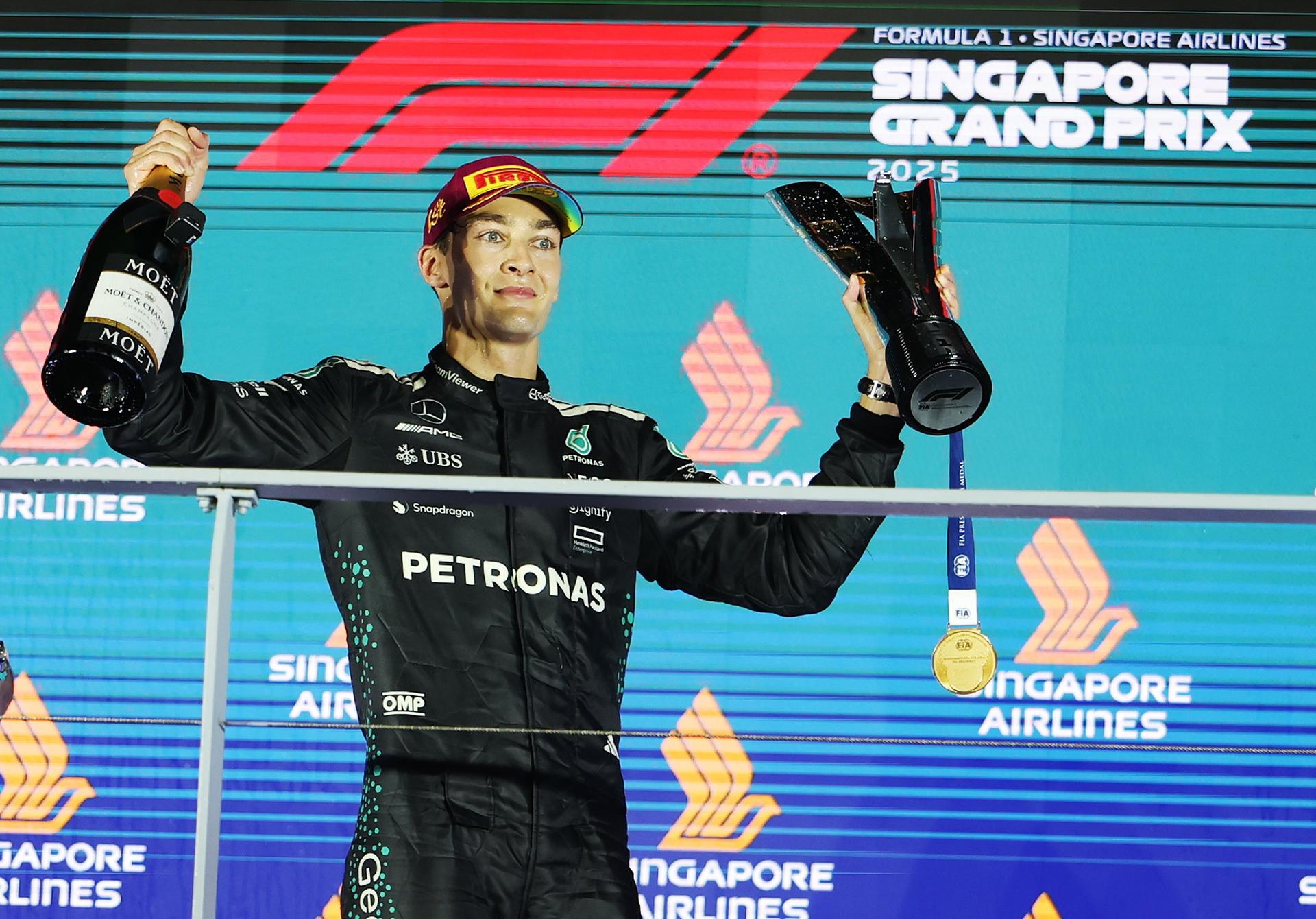 El inglés George Russell (Mercedes) en el Gran Premio de Singapur, el decimoctavo del Mundial de Fórmula Uno. EFE/EPA/FAZRY ISMAIL
