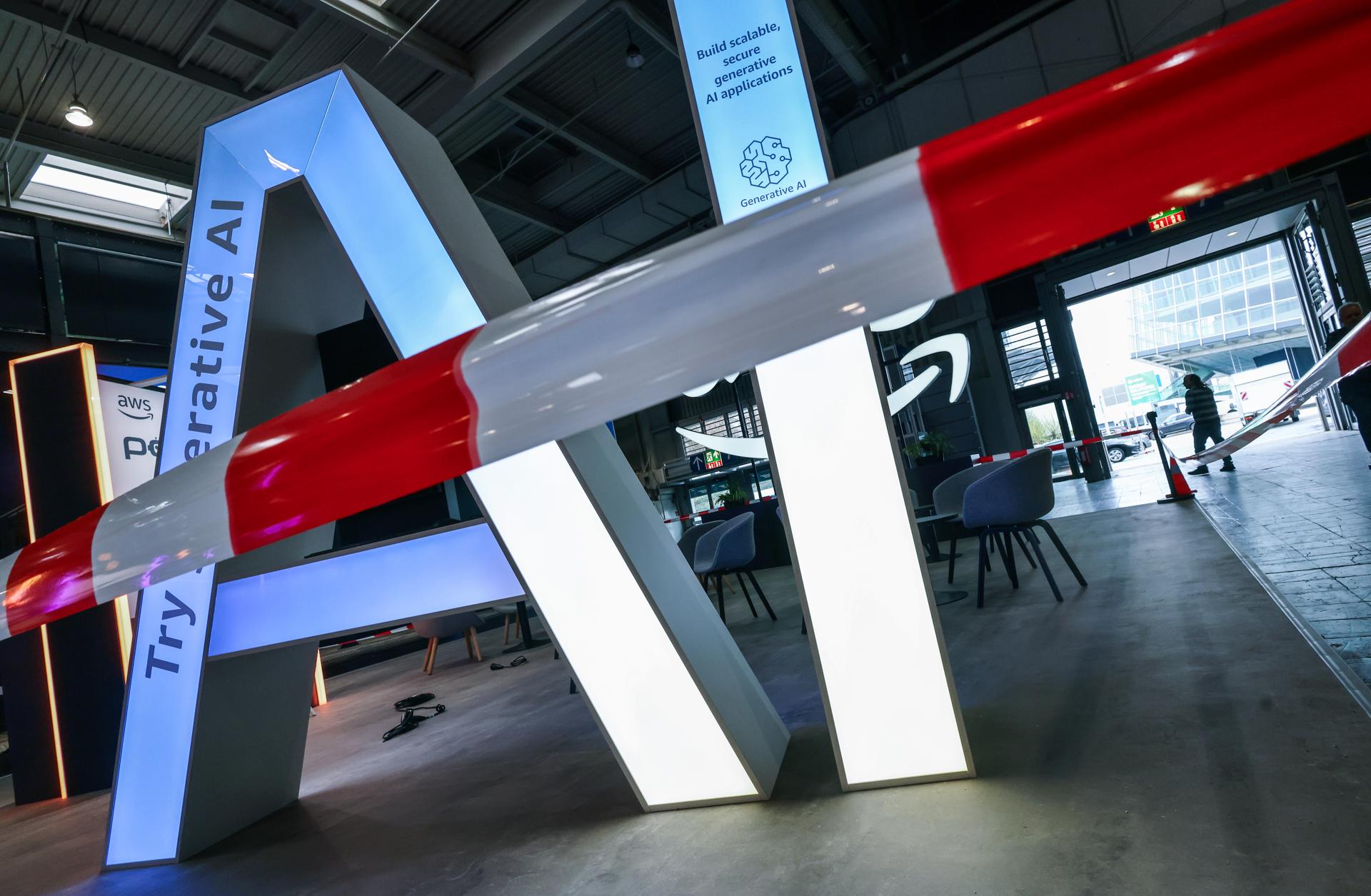 Fotografía de archivo que muestra las letras AI del aviso 'Artificial Intelligence' por sus siglas en inglés, en un pabellón en la feria de Hannover (Alemania). EFE/ Hannibal Hanschke