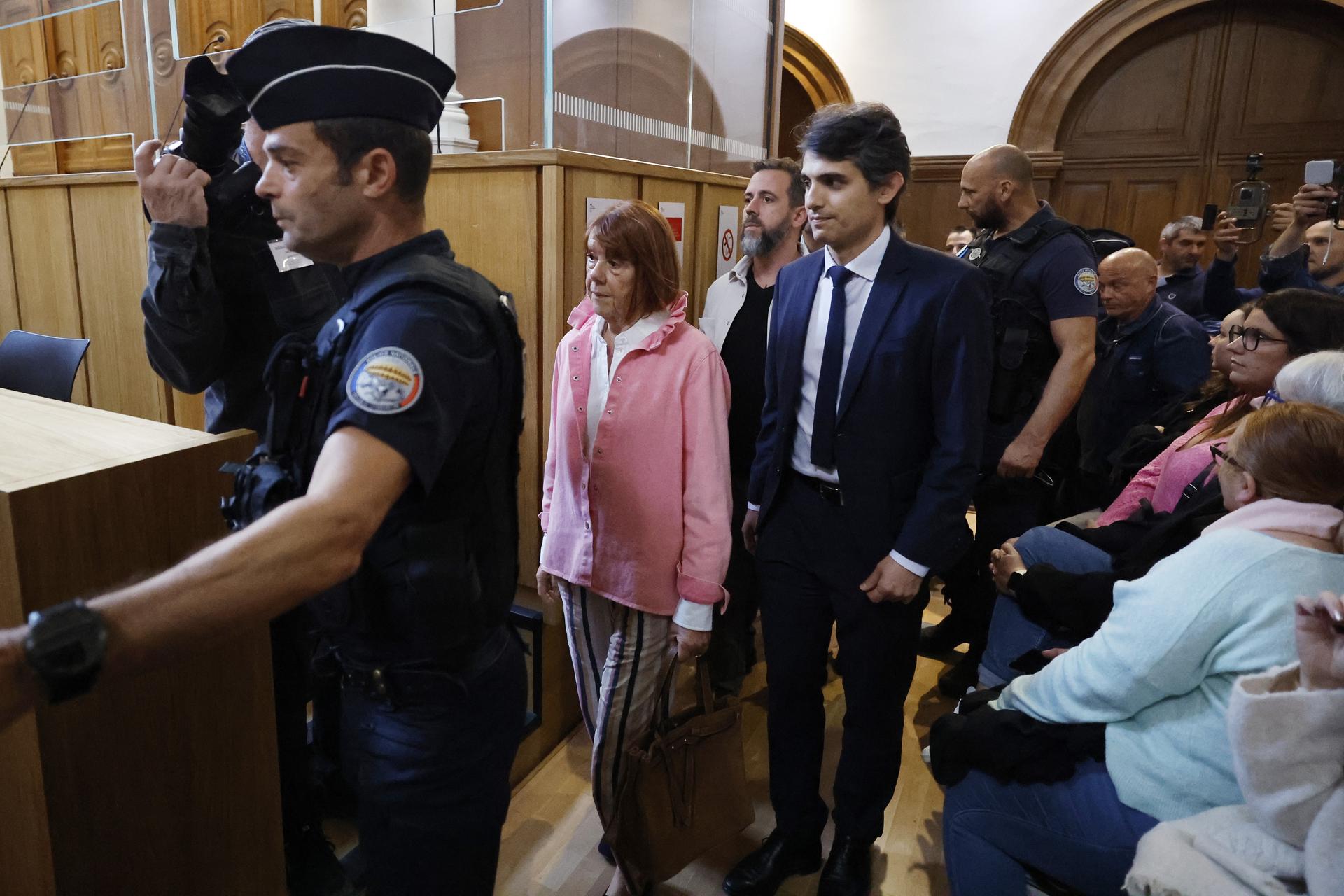 La víctima de violación masiva francesa Gisele Pelicot (C-L), acompañada de su hijo Florian Pelicot (C-rear) y su abogado Stephane Babonneau (C-R), llega al tribunal penal de Gard en Nimes, Francia, 09 de octubre de 2025. Un juicio de apelación que involucra a uno de los acusados condenados en las violaciones masivas cometidas contra Pelicot será escuchado por el tribunal del 06 al 09 de octubre de 2025. (Francia) EFE/EPA/GUILLAUME HORCAJUELO
