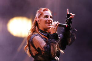 La cantante Leire Martínez durante el concierto ofrecido este domingo en la plaza de El Pilar, en Zaragoza. EFE/Javier Cebollada