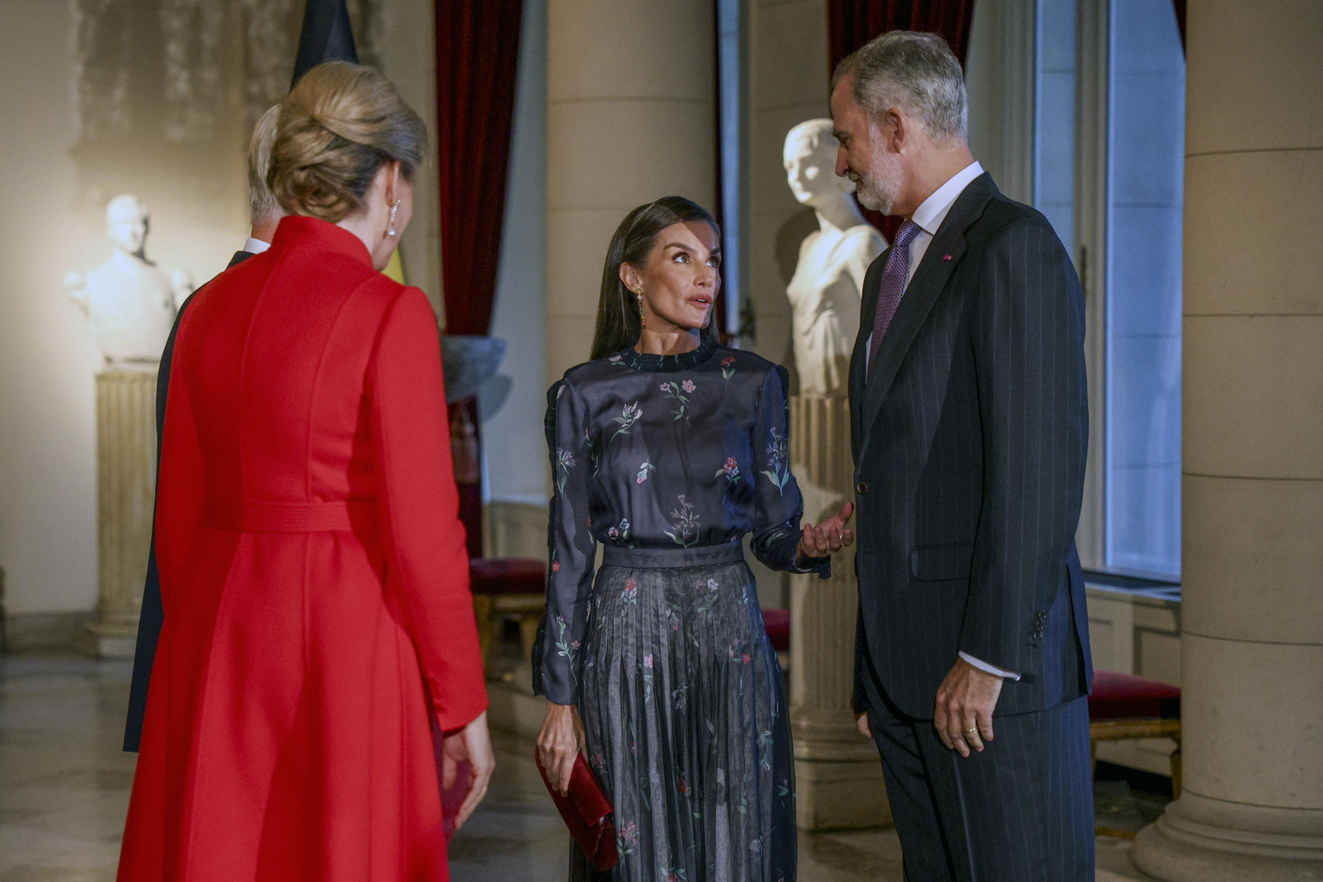 El rey Felipe VI (d) y la reina Letizia (2d) junto al rey Felipe y la reina Matilde (i) de Bélgica en el Palacio Real de Bruselas, este martes, durante la visita oficial de los reyes de España a Bélgica. EFE/ Pablo Garrigós
