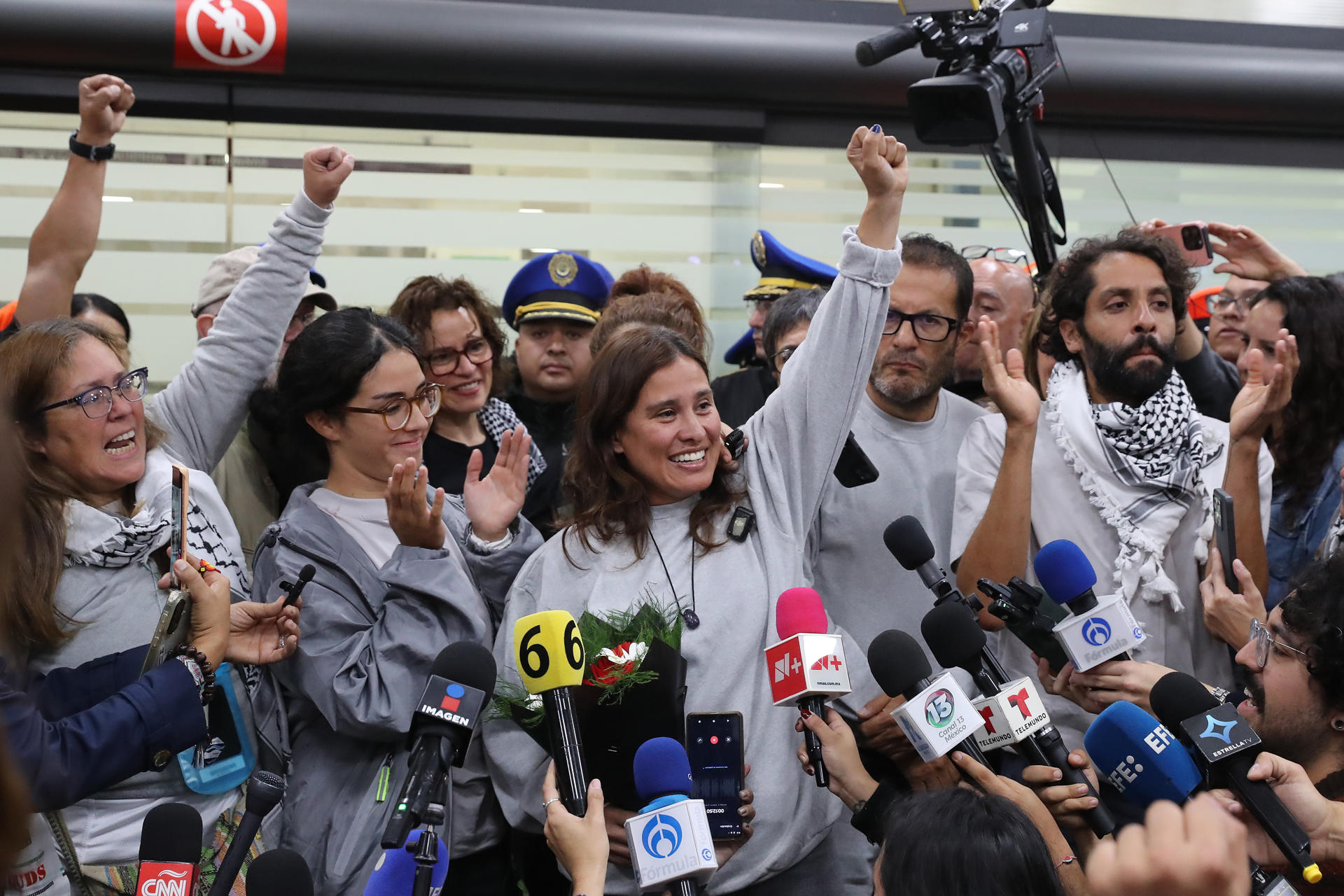 De izquierda a derecha Laura Alejandra Vélez, Arlín Medrano, Sol González, Ernesto Ledesma y Diego Vázquez saludan este miércoles, a su llegada al Aeropuerto Internacional de la Ciudad de México (México). EFE/ Mario Guzmán
