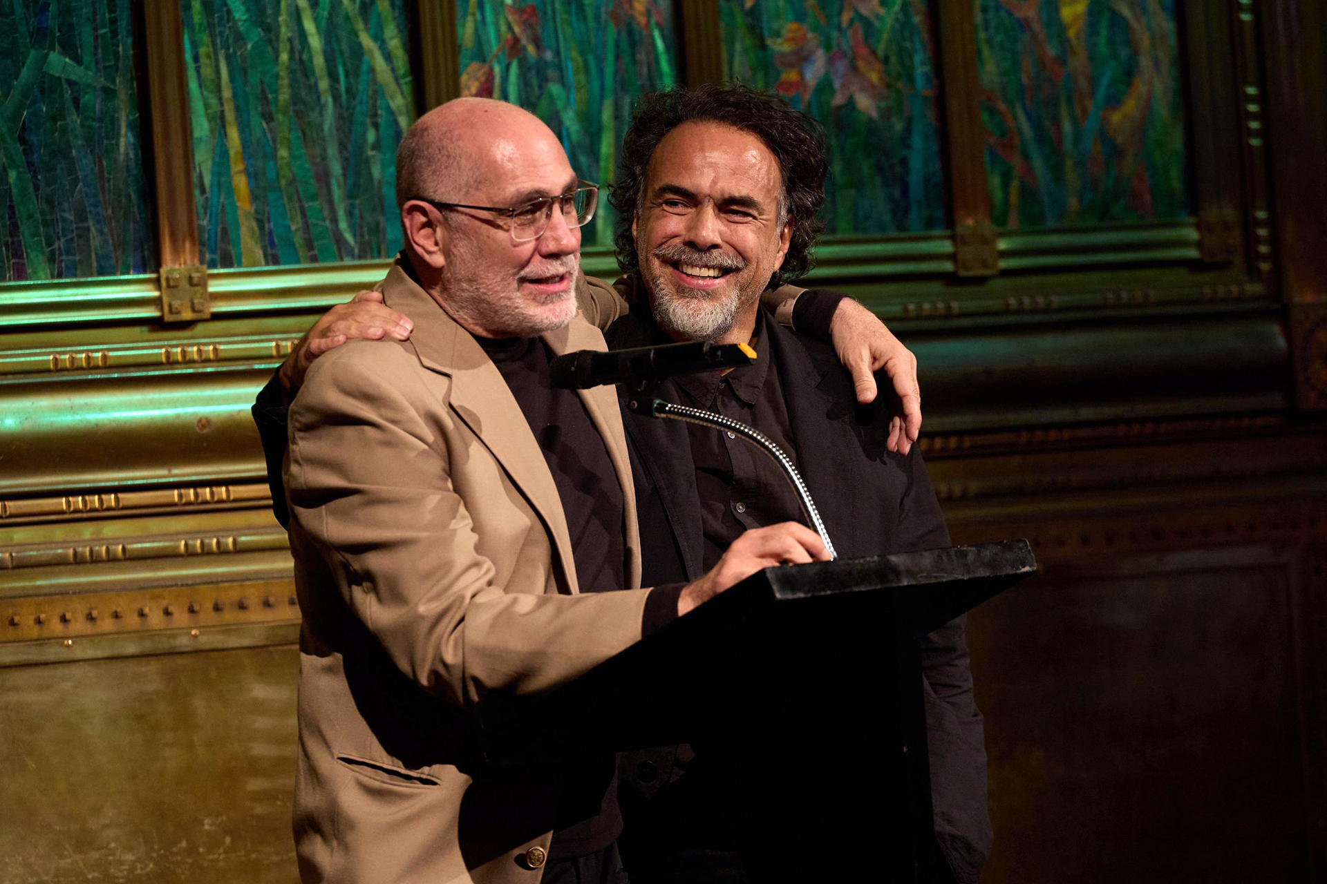 Fotografía cedida por Amores Perros, que muestra a los cineastas mexicanos Guillermo Arriaga (i) y Alejandro González Iñárritu (d) en un evento este lunes, en Ciudad de México (México). EFE/ Amores Perros /SOLO USO EDITORIAL/ NO VENTAS/ SOLO DISPONIBLE PARA ILUSTRAR LA NOTICIA QUE ACOMPAÑA (CRÉDITO OBLIGATORIO)
