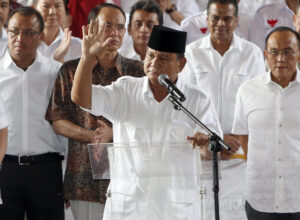 epa04325843 Prabowo Subianto (C), the presidential candidate from the Great Indonesia Movement party, waves as he speaks to journalists during a press conference in Jakarta, Indonesia, 22 July 2014. Indonesian presidential candidate Prabowo Subianto rejects the result of the country's election, citing widespread fraud, just hours before an official announcement from the election commission. The commission was later 22 July expected to declare Prabowo's rival, Jakarta governor Joko Widodo, as the winner of the 09 July poll. EPA/ADI WEDA