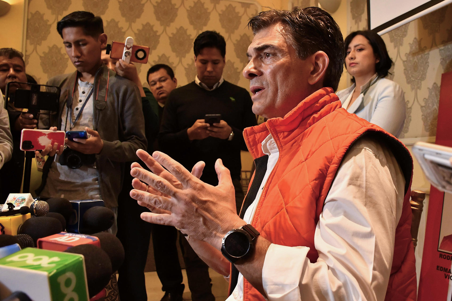 El senador opositor y candidato presidencial de Bolivia por el Partido Demócrata Cristiano, Rodrigo Paz, habla durante una rueda de prensa este jueves, en Cochabamba (Bolivia). EFE/Jorge Ábrego
