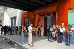 Personas esperan para entrar a un 'pop up' del universo de Taylor Swift habilitado por Spotify este martes, en una galería de Chelsea, en Manhattan Nueva York (EE.UU.). EFE/ Alicia Sánchez