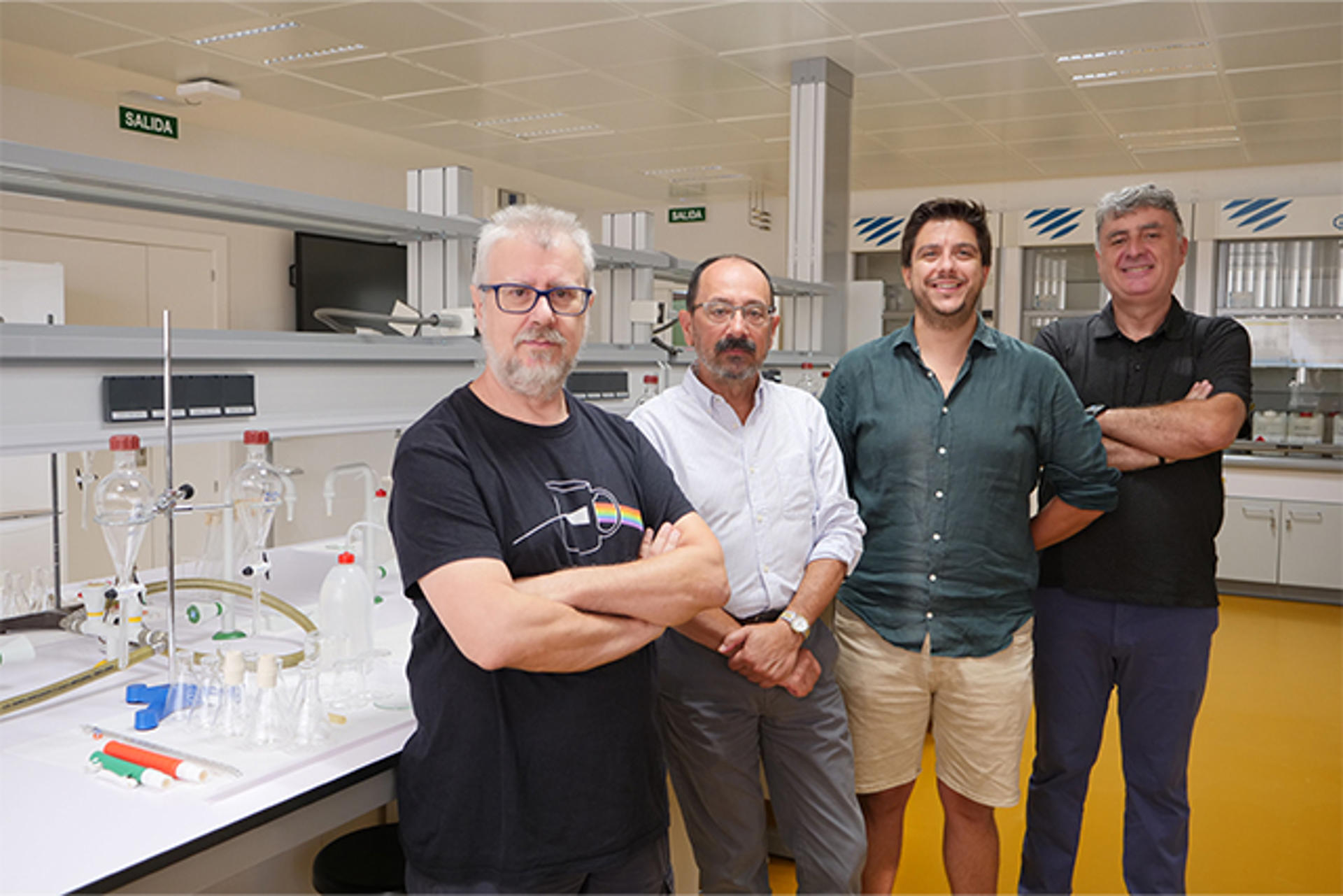 Fotografía facilitada por la Universidad de Málaga de parte del equipo investigador en la Facultad de Ciencia. EFE